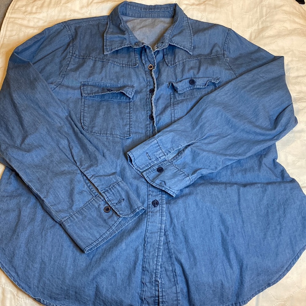 Women’s lightweight denim long sleeve button front shirt. XXL